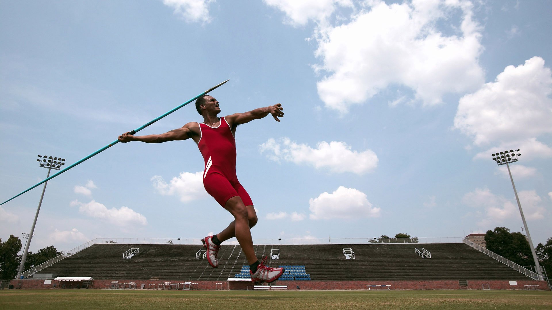 泰国马术协会与兽医合作，开展马匹疾病预防与治疗研究。，泰国的马怎么叫